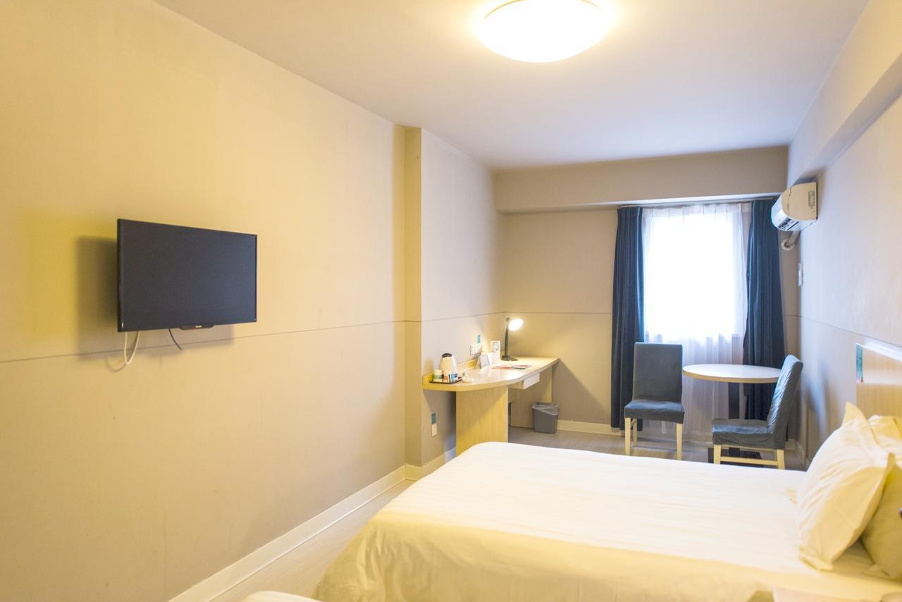 Jinjiang Pudong Jichangzhen Hotel 3*
