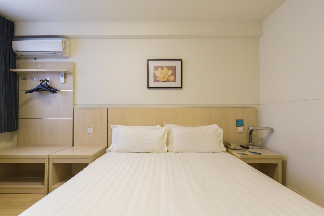 Jinjiang Pudong Jichangzhen Hotel 3*