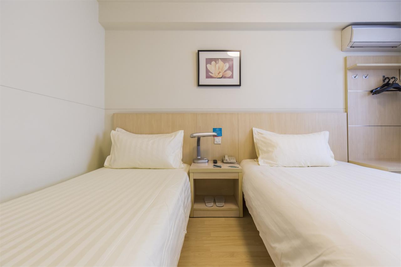 Jinjiang Pudong Jichangzhen Hotel 3*