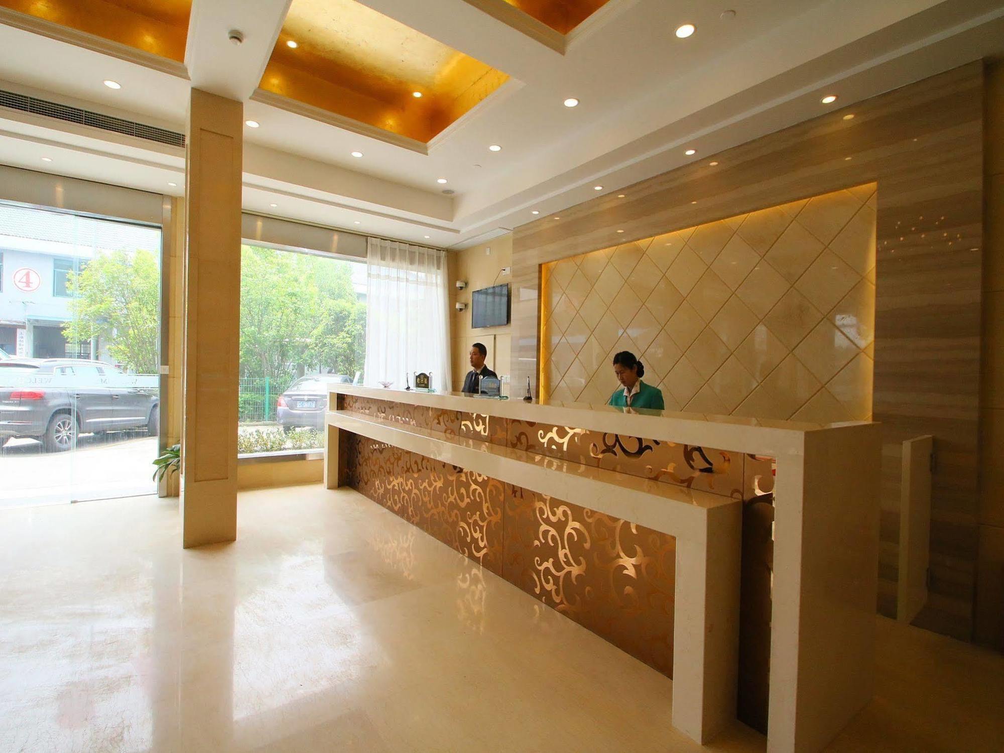 Jinjiang Pudong Jichangzhen Hotel