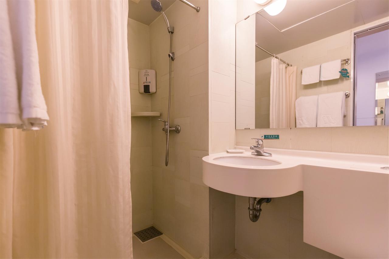 Jinjiang Pudong Jichangzhen Hotel 3*